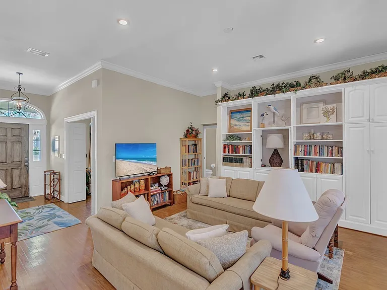 2225 Seaside St — Photo 5
