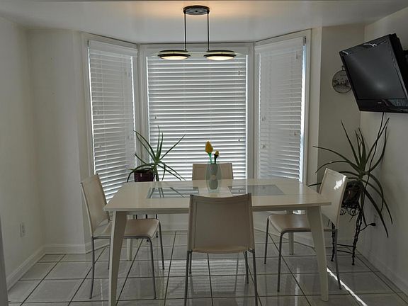 4th image of 3002 S Melrose Dr