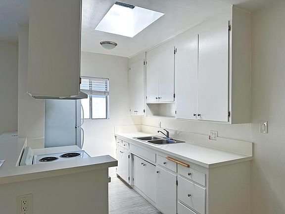 5th image of 2030 Holly Dr APT B