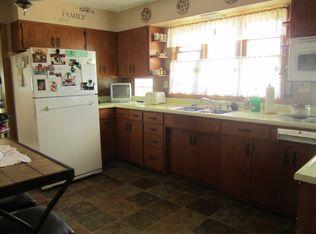 606 W Elm St, Parkston, SD 57366