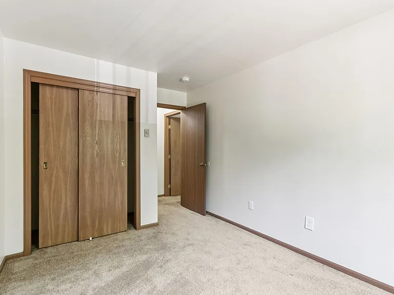Woodfield Heights Apartments — Photo 7