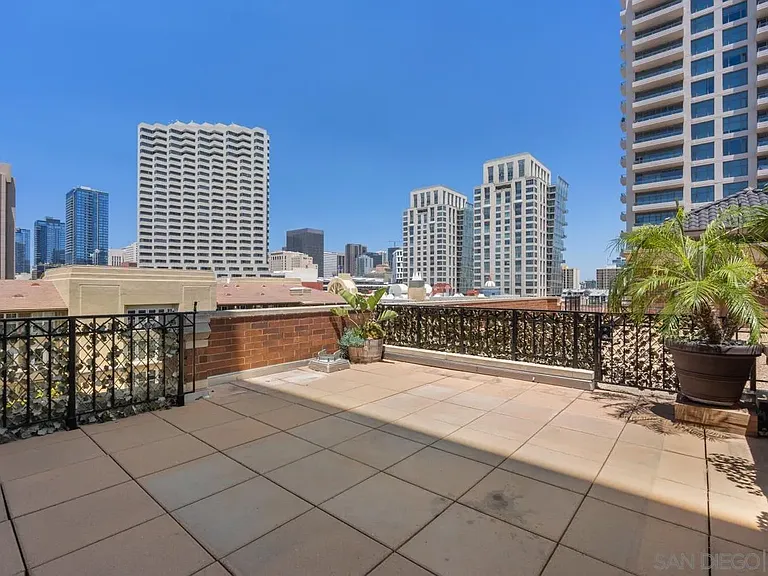 500 W Harbor Dr #714 — Photo 15