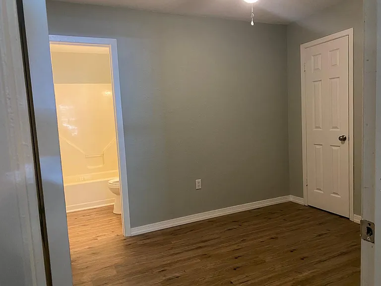 2001 E Avenue A #8 — Photo 2