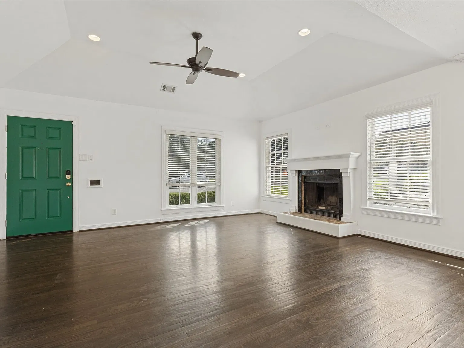2 bed, 2.0 bath, 1383 sqft, $4,000 — Photo 4