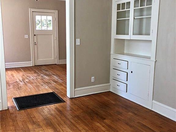 4th image of 2305 Thornhill Ave