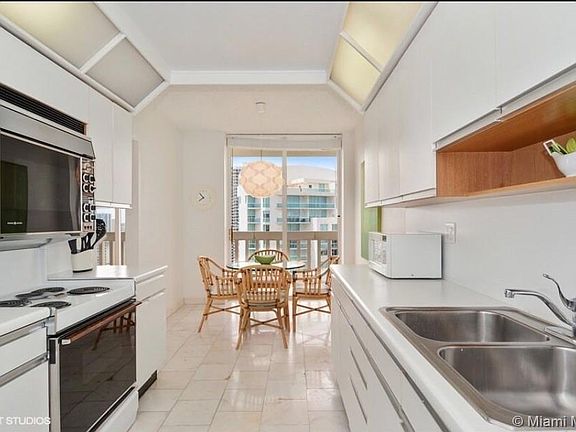 4th image of 19355 Turnberry Way #Townhouse 3