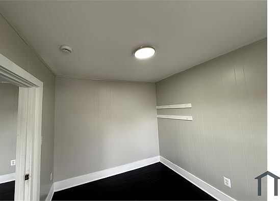 2nd image of 1421 Long Ave