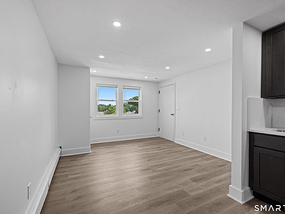 4th image of 149 Garfield Ave