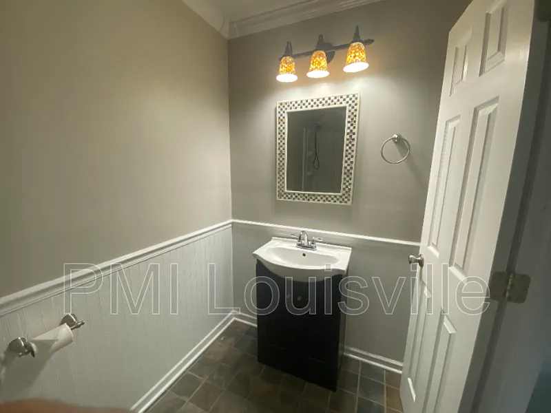 3 bed, 1.0 bath, 1012 sqft, $2,000 — Photo 4