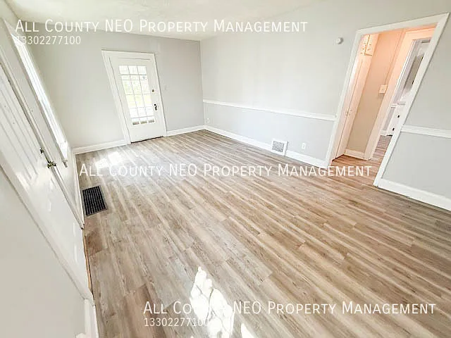 Charming 3 Bedroom Home with Huge Front Porch & Cozy Sunroom! — Photo 4