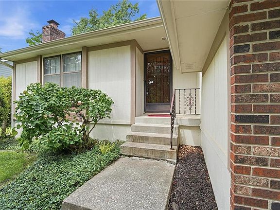 3rd image of 302 NE Noeleen Ln