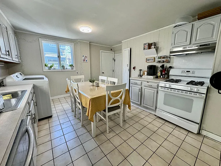 36 Simpson Ave #1 — Photo 4