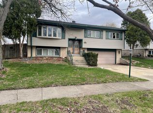 9032 Sycamore Dr, Hickory Hills, IL