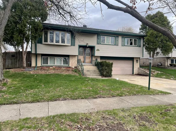 9032 Sycamore Dr, Hickory Hills, IL 60457