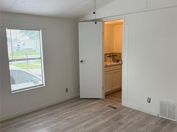 3rd image of 130 Lantern Pl