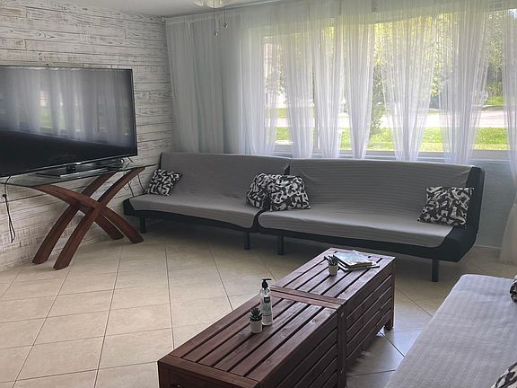 Living room with 65" TV