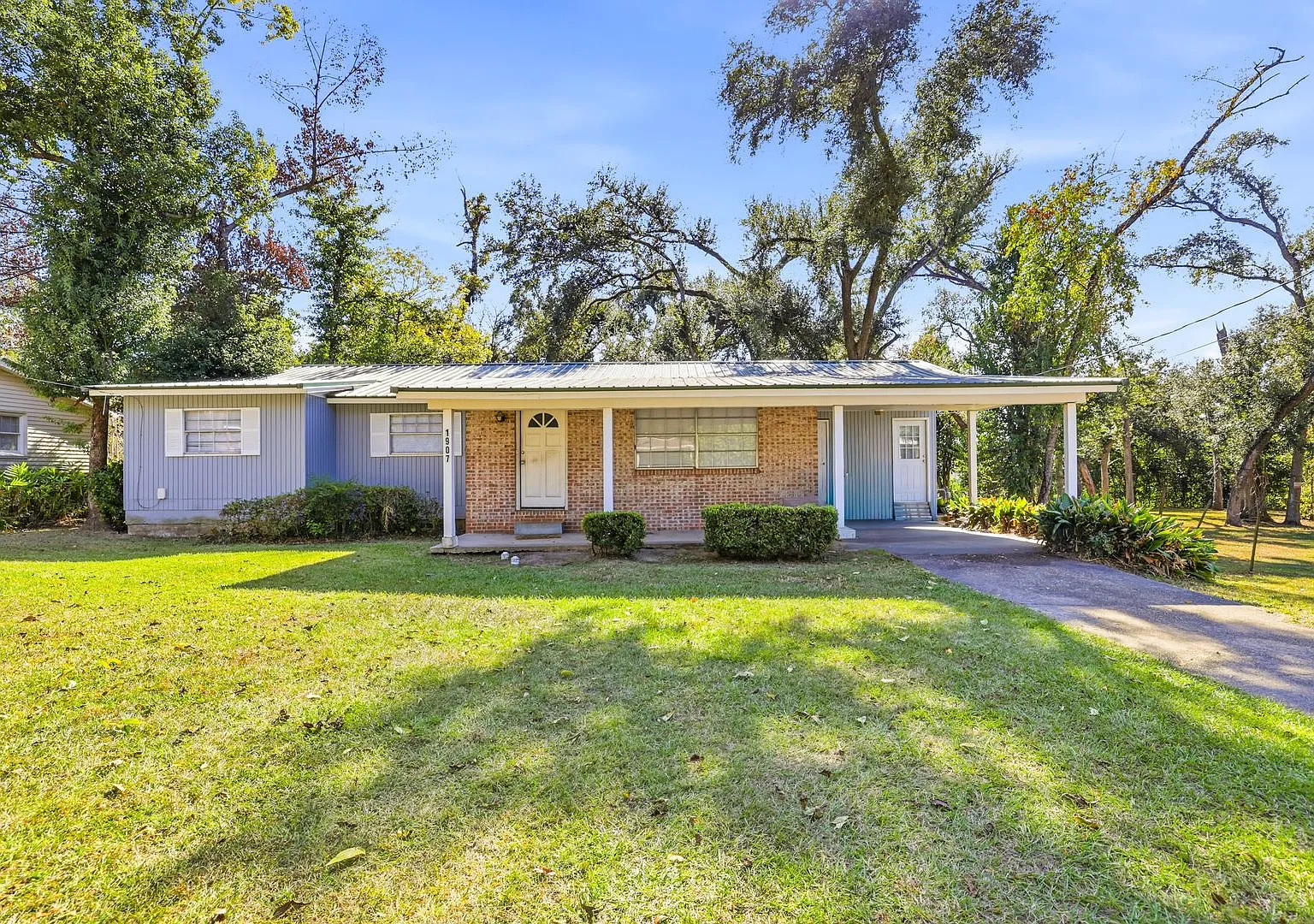 4 Bedroom House with Huge Yard for August 2027! — Photo 1