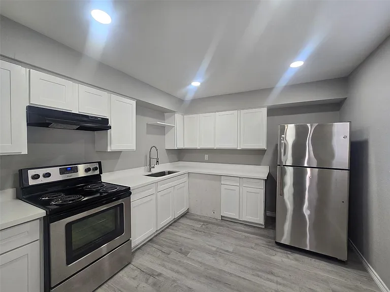 911 Avenue K #11 — Photo 8