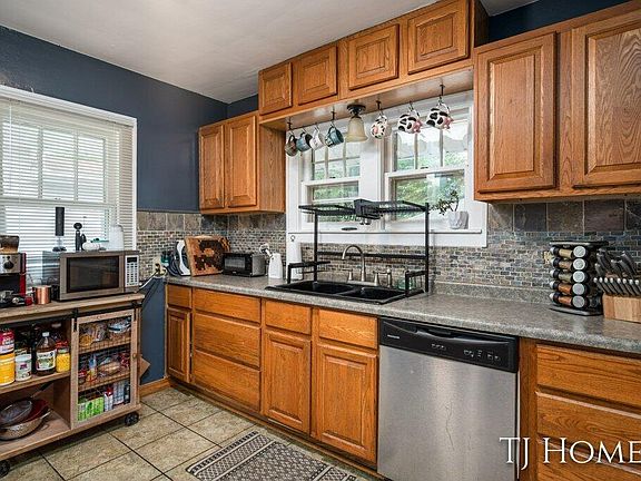 4th image of 2141 Oakwood Ave NE