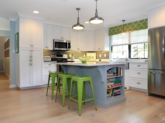 4th image of 415 Montrose Blvd