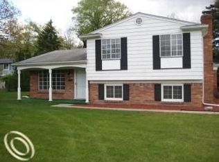 2795 Costa Mesa Rd, Waterford, MI 48329