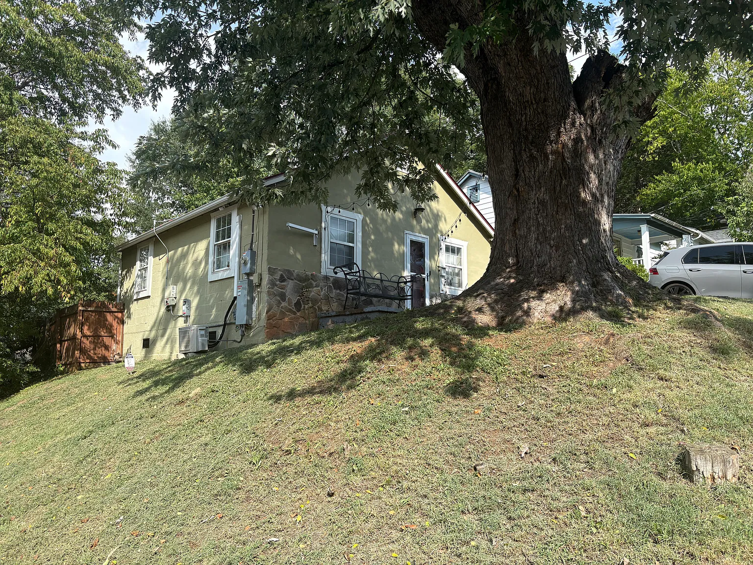 2 bed, 708 sqft, $2,100 — Photo 2
