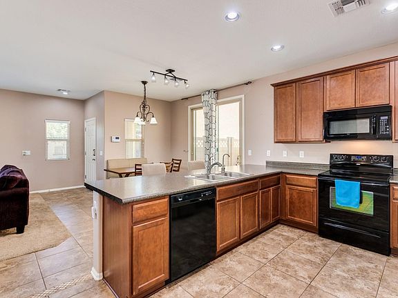 Generous Breakfast Bar, 42" Uppers