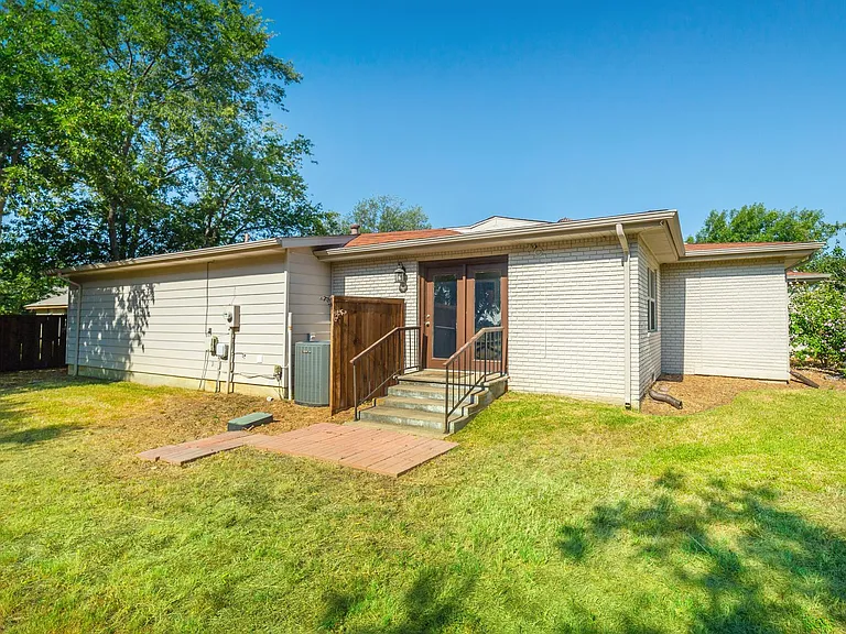 1049 Summerplace Ln — Photo 23