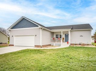 424 Sassafras Dr, Hendersonville, NC 28739