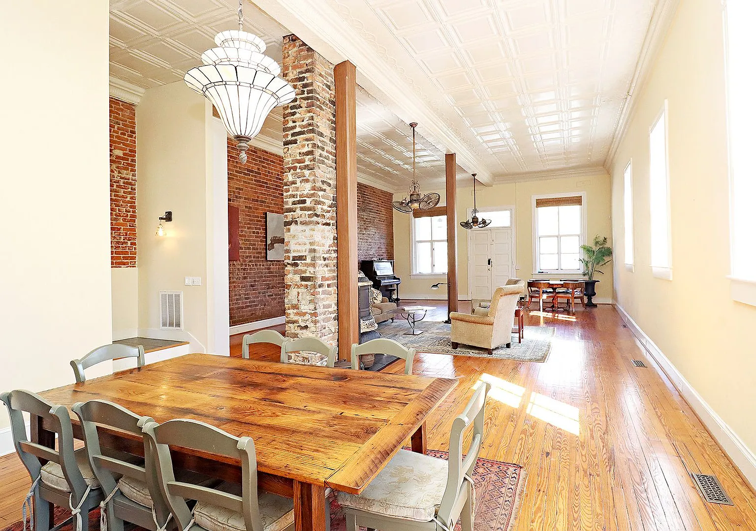 Beautifully Restored Ivy Residence, Fully Furnished with Utilities Included — Photo 1