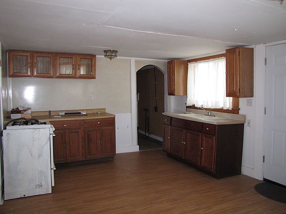 2nd image of 203 W Daggy St