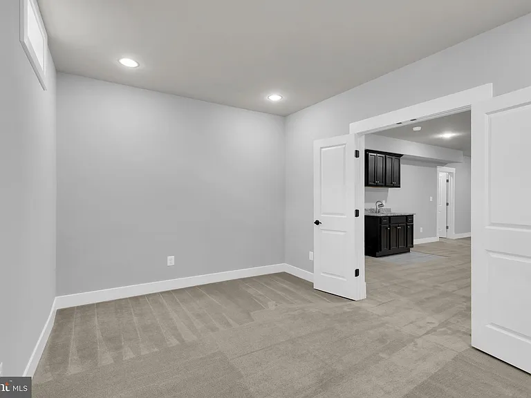 2233 N Underwood St — Photo 49
