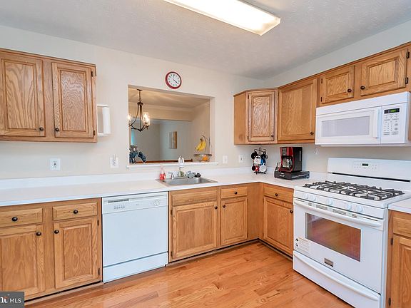 5th image of 110 Park Brook Ct