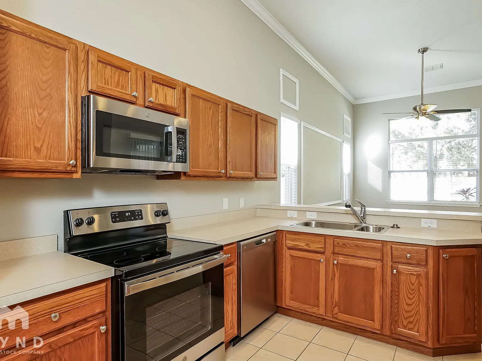 3 bed, 2.0 bath, 1813 sqft, $2,365 — Photo 2