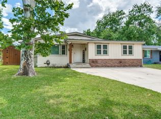 2902 Hillglenn Rd, Dallas, TX 75228