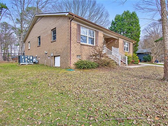 3rd image of 412 Crestwood Ln