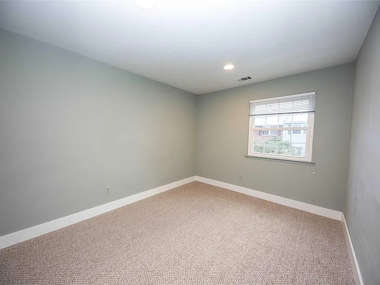 29 Woodlake Dr W — Photo 14