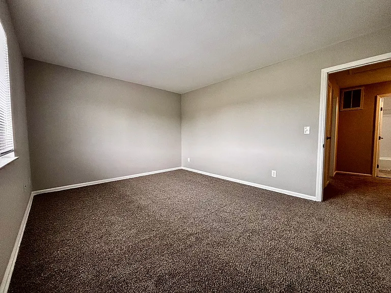 Silver Rock Avenue Apartments — Photo 14