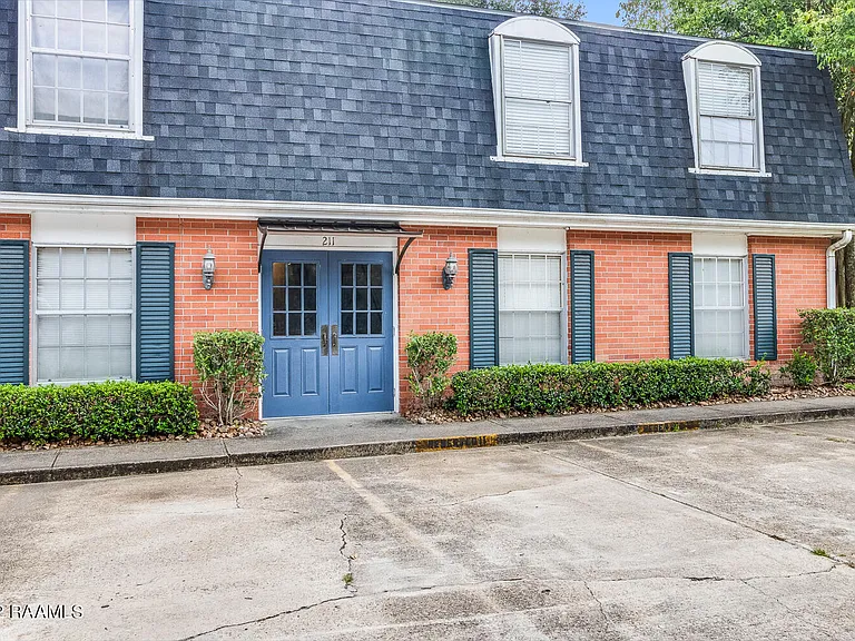 211 Versailles Blvd #10 — Photo 1