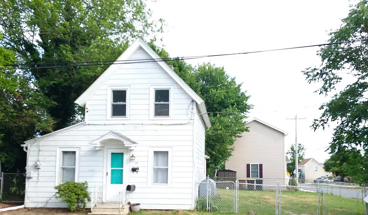 118 NW 3rd St — Photo 1