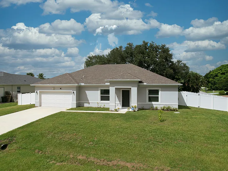 592 SW Dauphin Ave — Photo 3