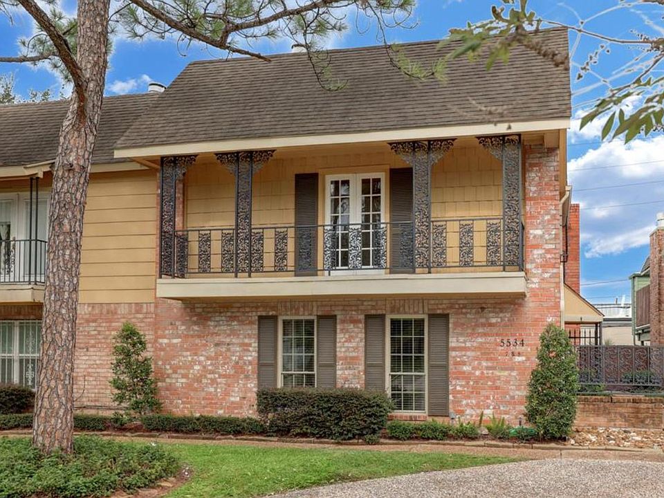 Charming corner-unit townhouse with lots of sunlight.