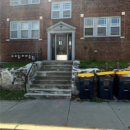 2nd image of 115 E 40th St