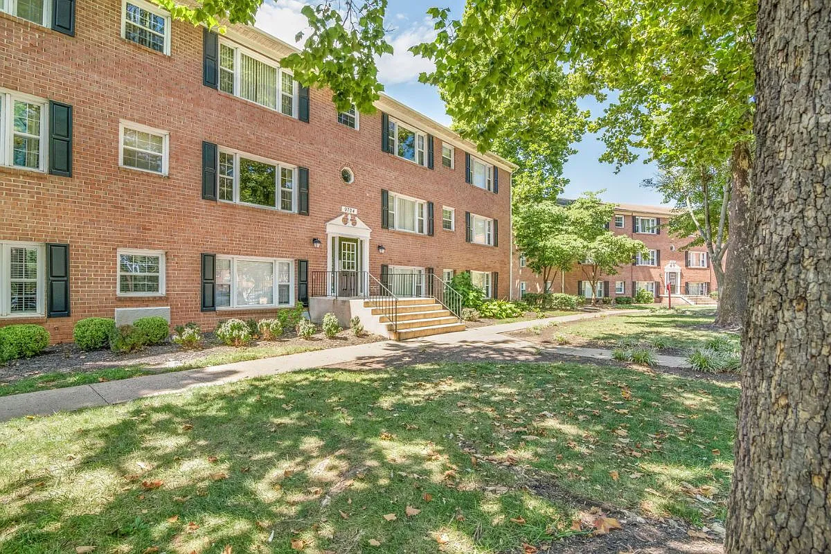 Colonial Village Apartments — Photo 3
