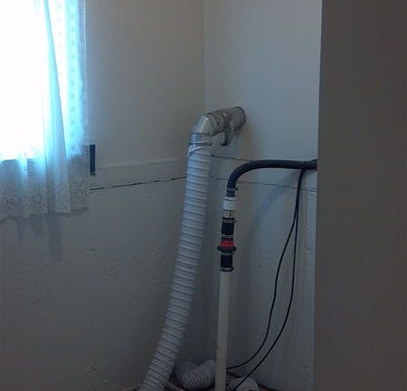 Utility room / washer dryer hookup