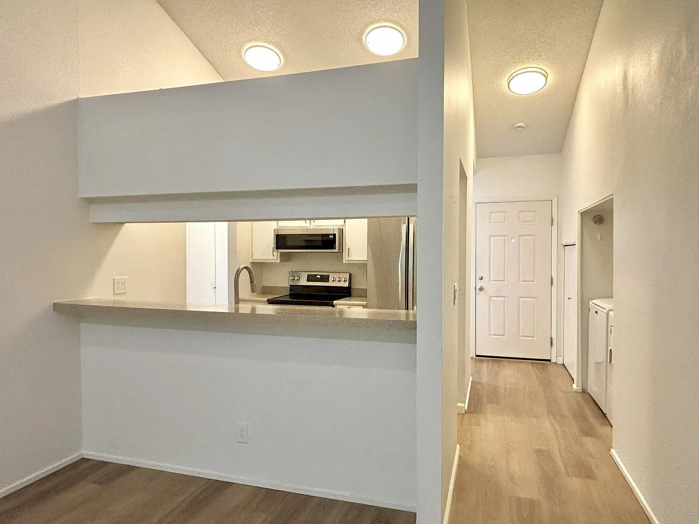 Top floor (2nd) floor Hazelwood condo, 2 beds, 2 baths. Garage, vaulted ceilings and lots of pati... — Photo 4