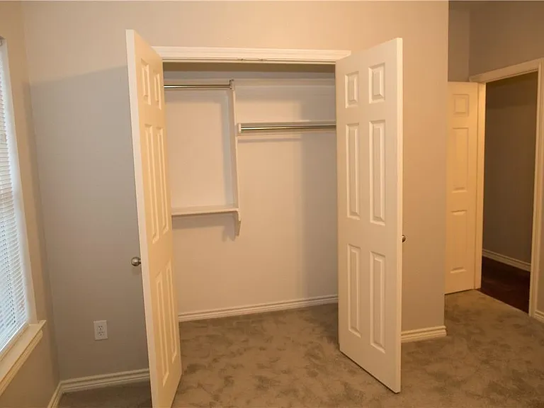 2410 S Forest Hls — Photo 11