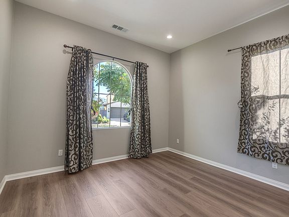 2nd image of 15935 Sinclair St