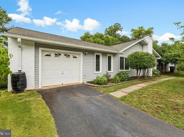 246 Avondale Dr, Sterling, VA 20164