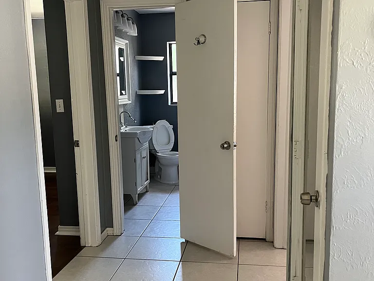 108 E Garland Ct — Photo 22